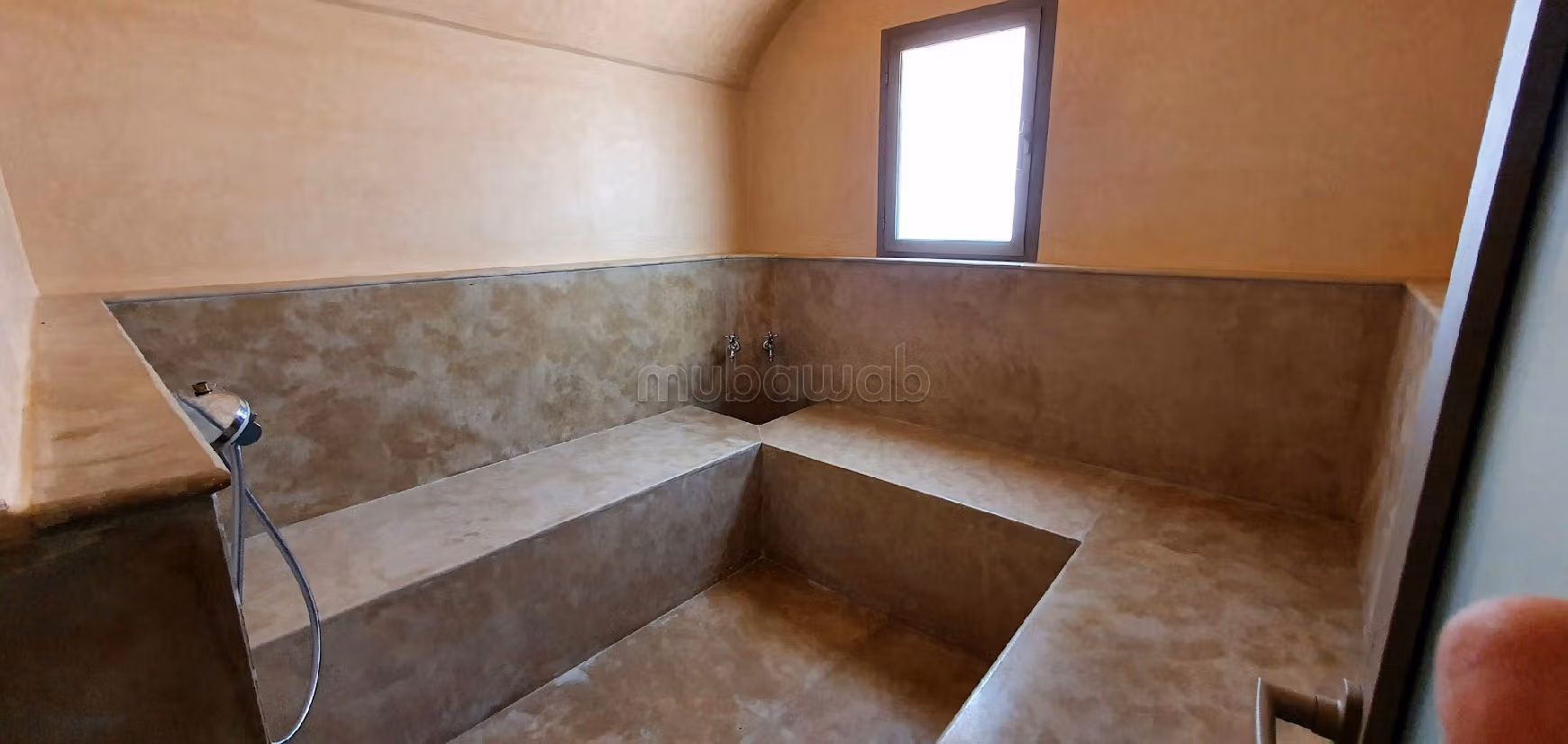 منزل فخم للبيع طريق فاس ب. 5 غرف. أماكن وقوف السيارات وشرفة. 