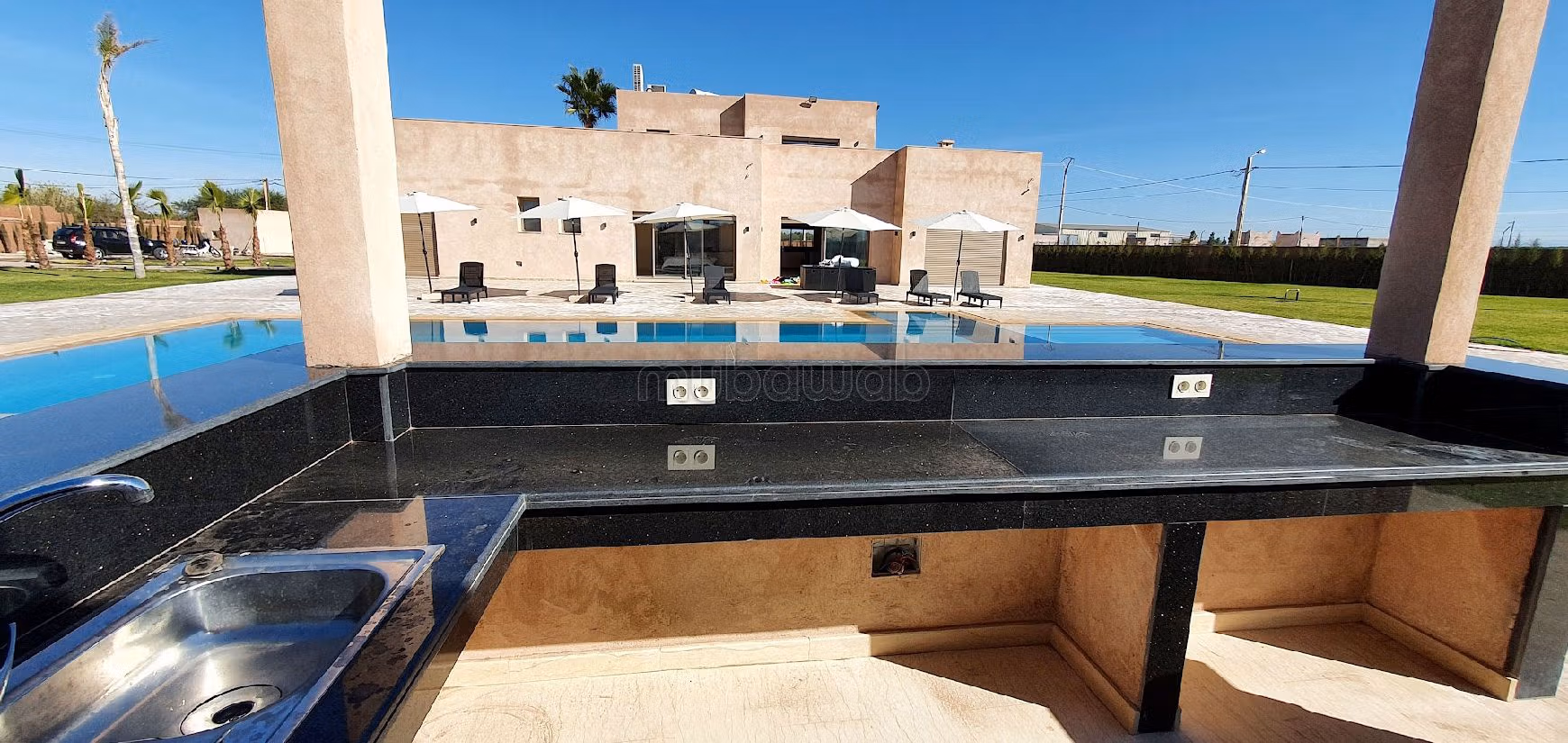 منزل فخم للبيع طريق فاس ب. 5 غرف. أماكن وقوف السيارات وشرفة. 