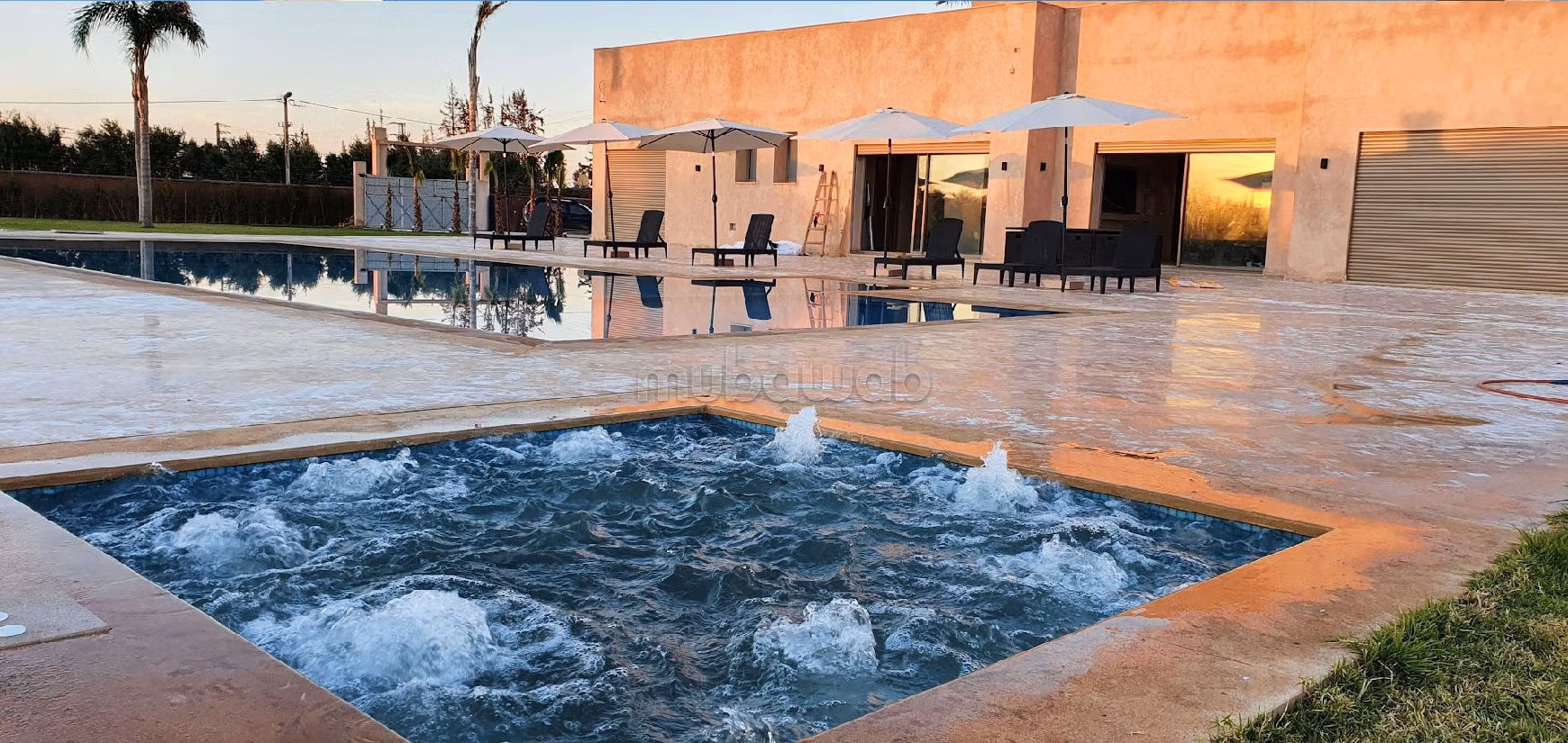 منزل فخم للبيع طريق فاس ب. 5 غرف. أماكن وقوف السيارات وشرفة. 