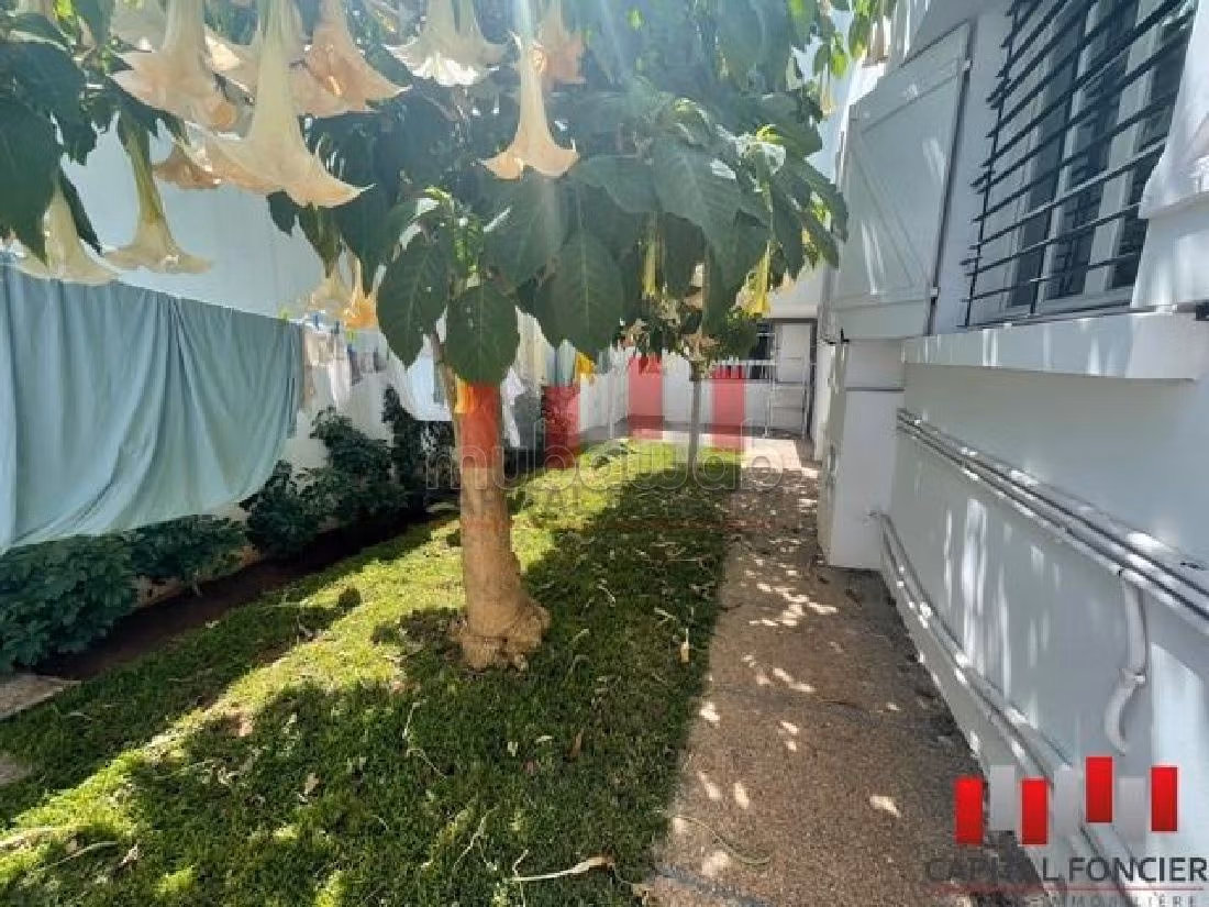 Superbe villa à louer à CIL Hay Salam. 
Surface de 450 m². 
Terrasse et jardin