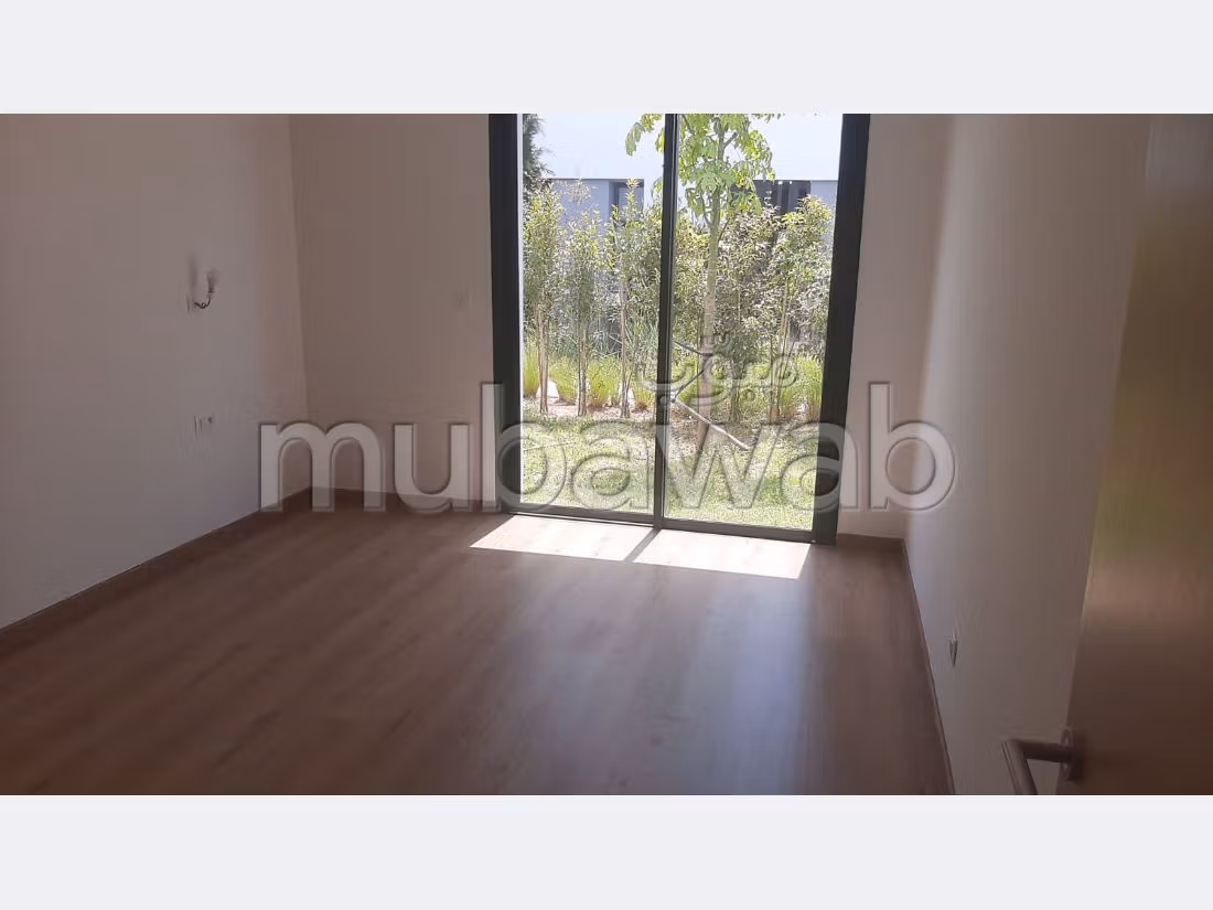 Appartementen te huur. 5 Ruimtes. Conciërgeservice en mooi zwembad. 