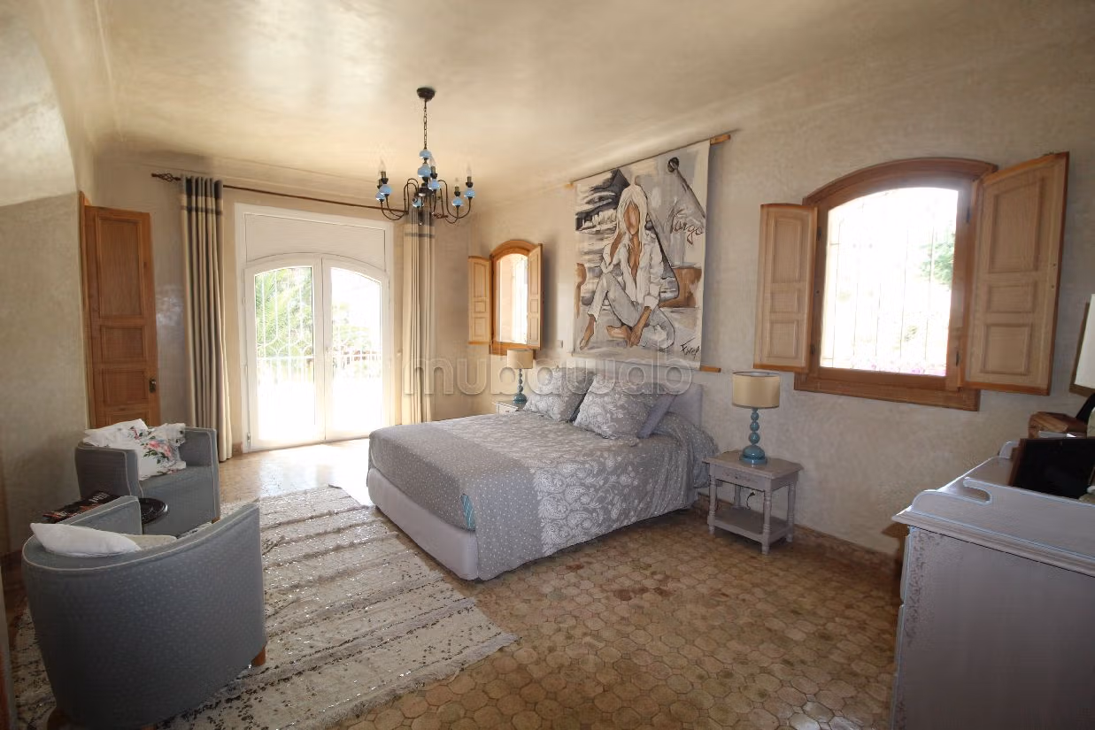 فيلا ممتازة للبيع ب إيليغ. المساحة الإجمالية 629 م². شرفة جميلة وحديقة. 