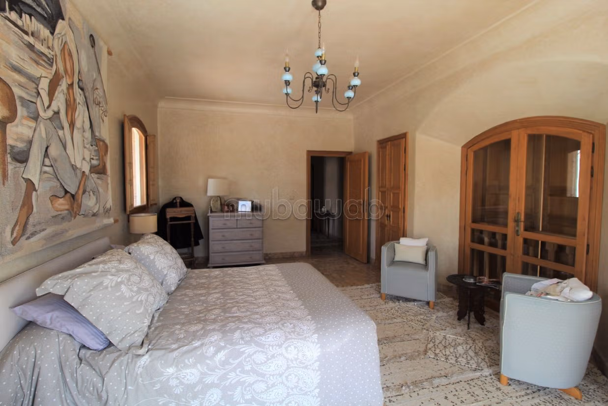 فيلا ممتازة للبيع ب إيليغ. المساحة الإجمالية 629 م². شرفة جميلة وحديقة. 