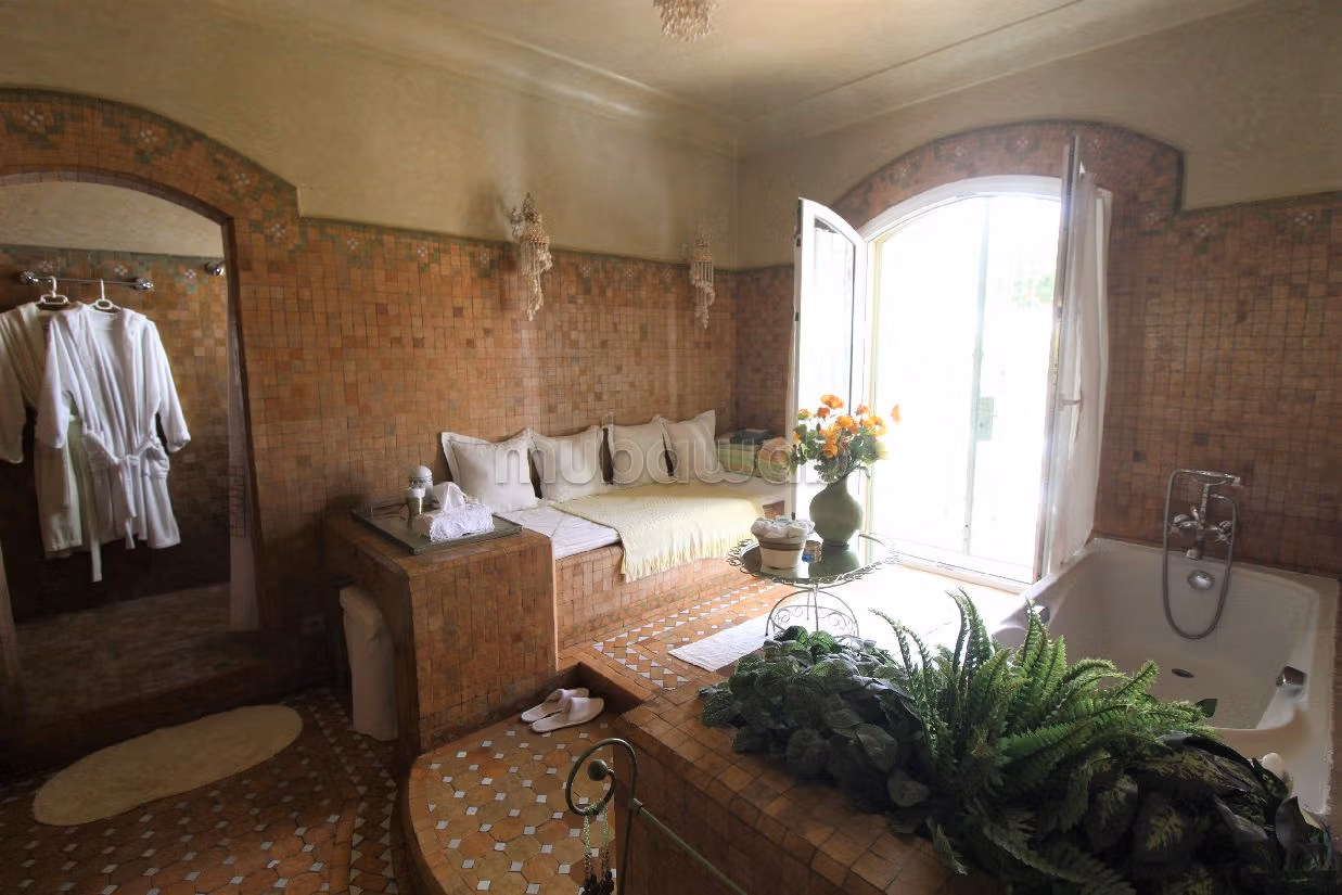 فيلا ممتازة للبيع ب إيليغ. المساحة الإجمالية 629 م². شرفة جميلة وحديقة. 