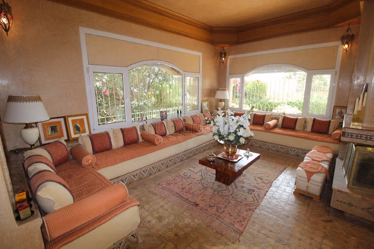 فيلا ممتازة للبيع ب إيليغ. المساحة الإجمالية 629 م². شرفة جميلة وحديقة. 