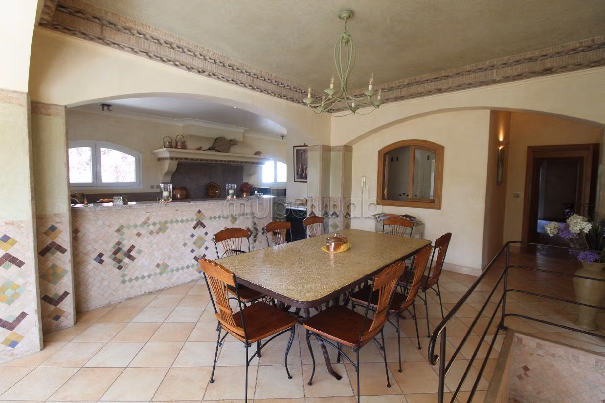 فيلا ممتازة للبيع ب إيليغ. المساحة الإجمالية 629 م². شرفة جميلة وحديقة. 