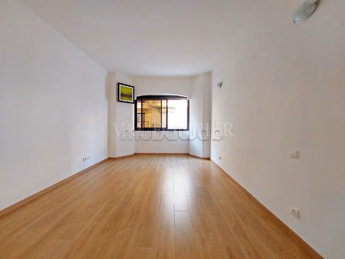 Find an apartment for rent in Racine. Area 134 m². Car park. 