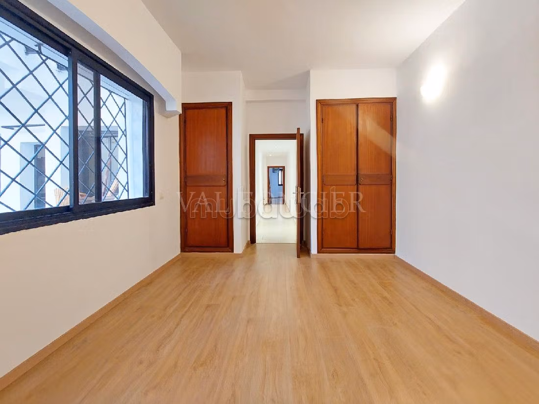 Find an apartment for rent in Racine. Area 134 m². Car park. 