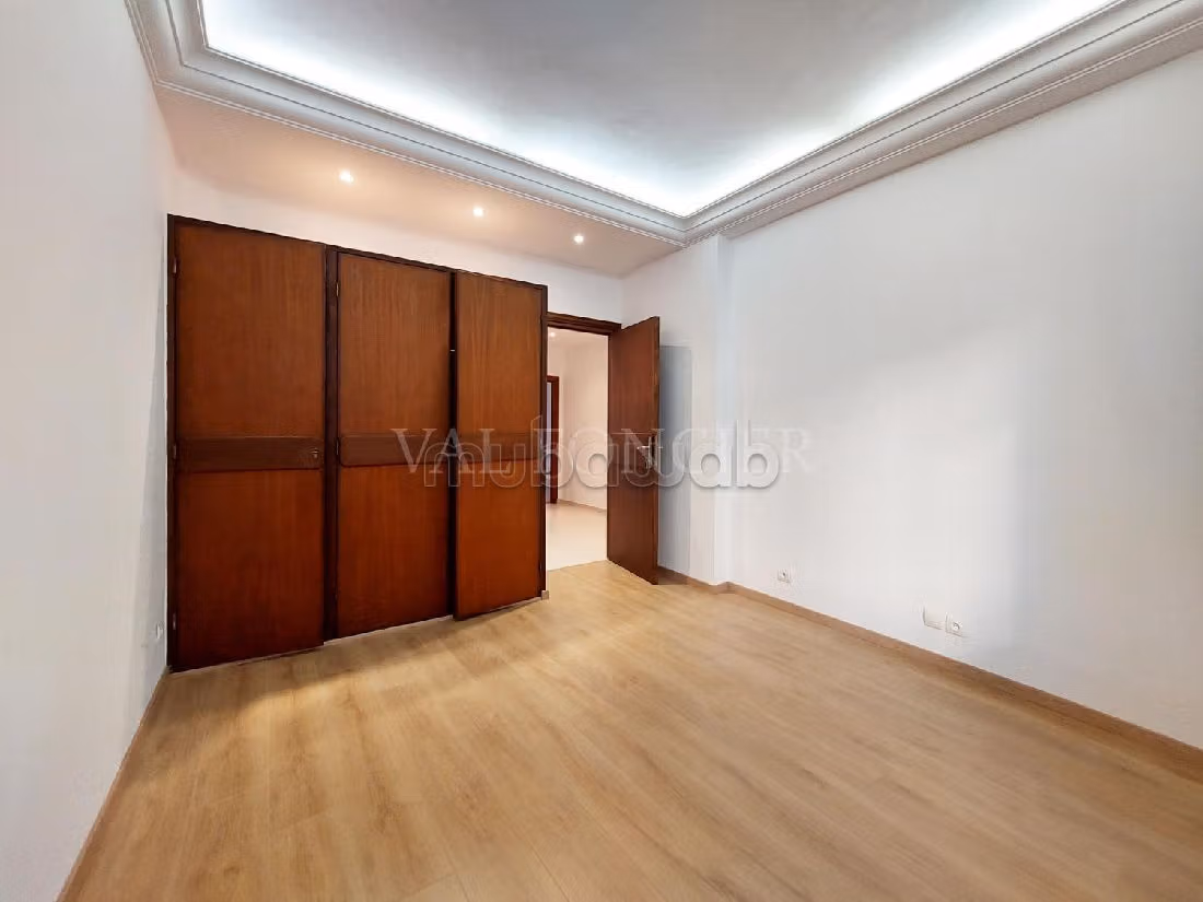 Find an apartment for rent in Racine. Area 134 m². Car park. 