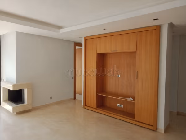 Lovely apartment for rent in Souissi. Total area 179 m². Traditional living room, general satellite dish. 