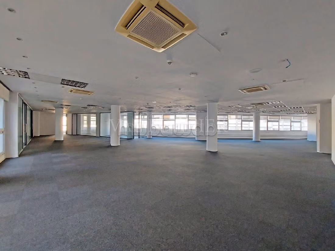 Offices for rent in Centre Ville. Area of 433 m². Cellar. 