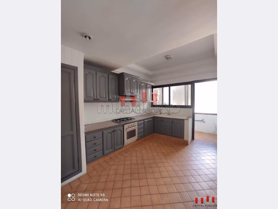 Affitta il tuo appartamento a Moulay Youssef. Superficie di 174 m². Garage privato. 