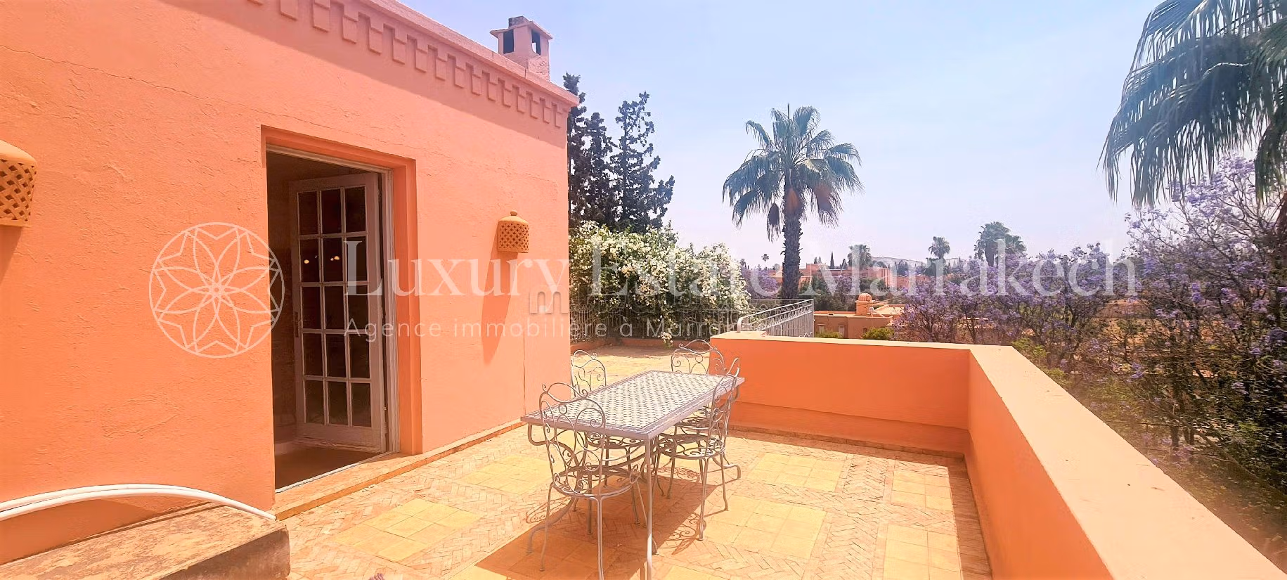 Esplendida villa en venta en Guéliz. 4 bonitas habitaciones. Residencia con piscina, aire condicionado integrado. 