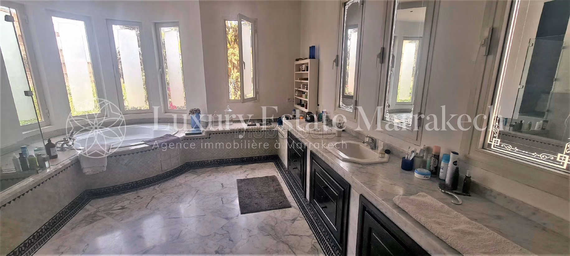 Esplendida villa en venta en Guéliz. 4 bonitas habitaciones. Residencia con piscina, aire condicionado integrado. 