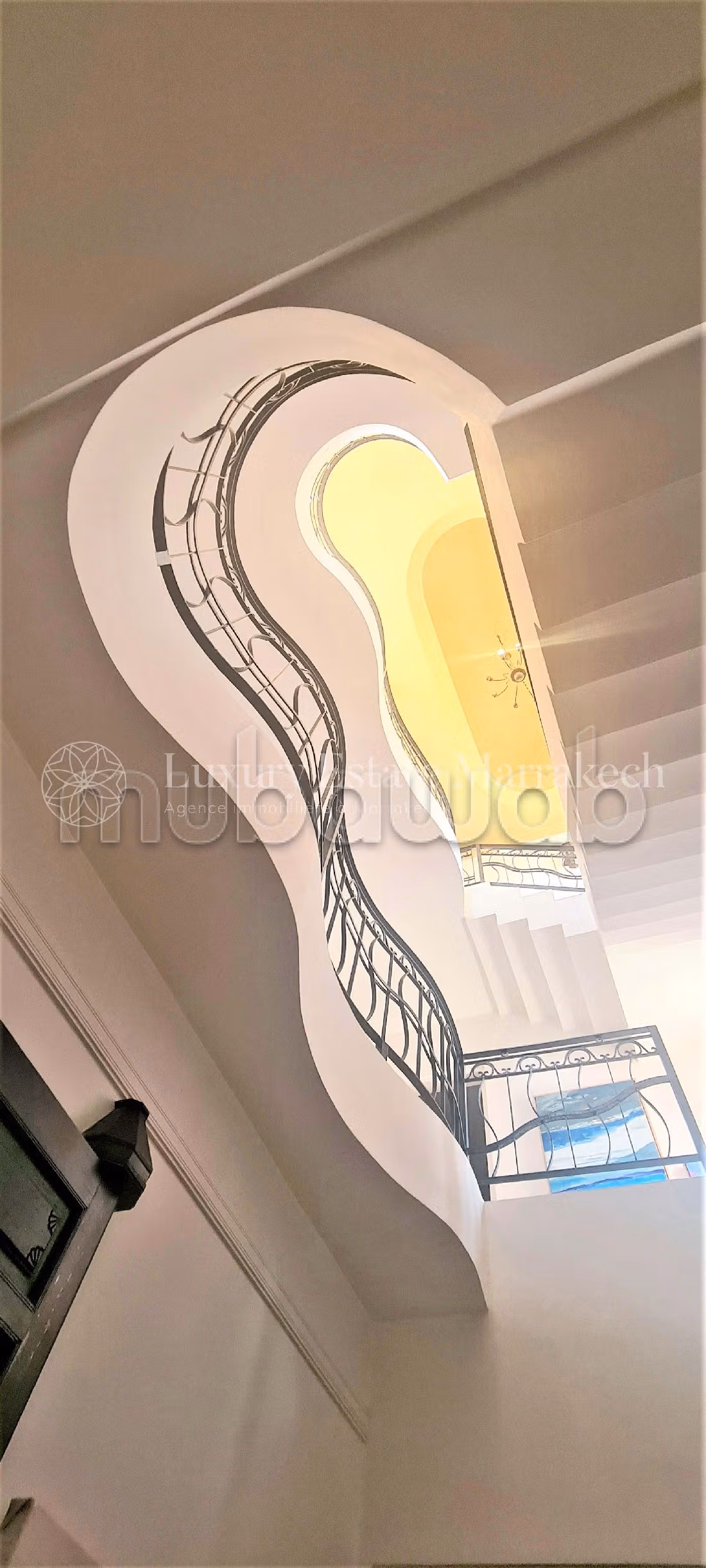 Esplendida villa en venta en Guéliz. 4 bonitas habitaciones. Residencia con piscina, aire condicionado integrado. 
