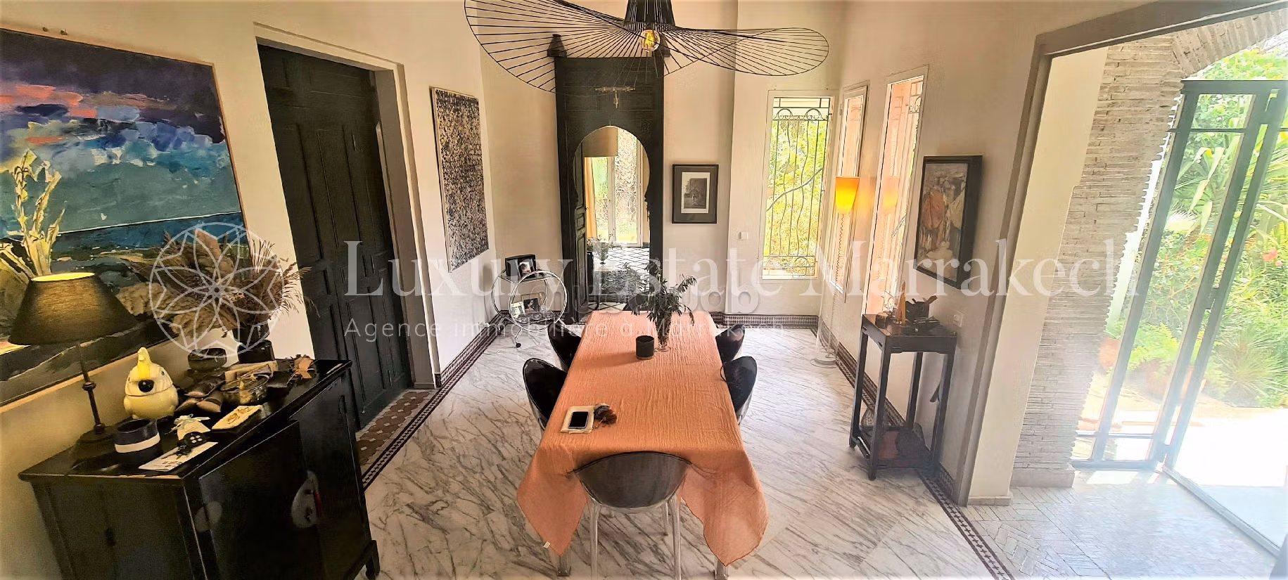 Esplendida villa en venta en Guéliz. 4 bonitas habitaciones. Residencia con piscina, aire condicionado integrado. 