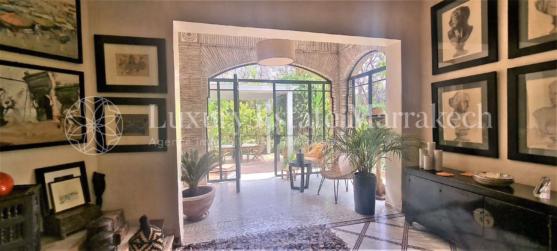 Esplendida villa en venta en Guéliz. 4 bonitas habitaciones. Residencia con piscina, aire condicionado integrado. 