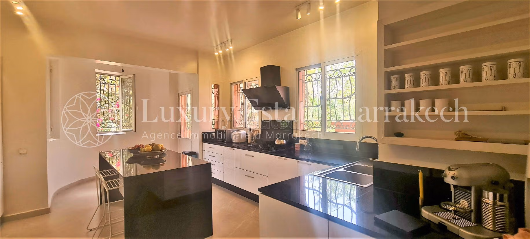 Esplendida villa en venta en Guéliz. 4 bonitas habitaciones. Residencia con piscina, aire condicionado integrado. 