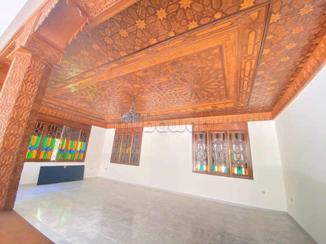 منزل رائع للكراء ب حي السفراء. المساحة الكلية 450 م². باب متين وصحن هوائي