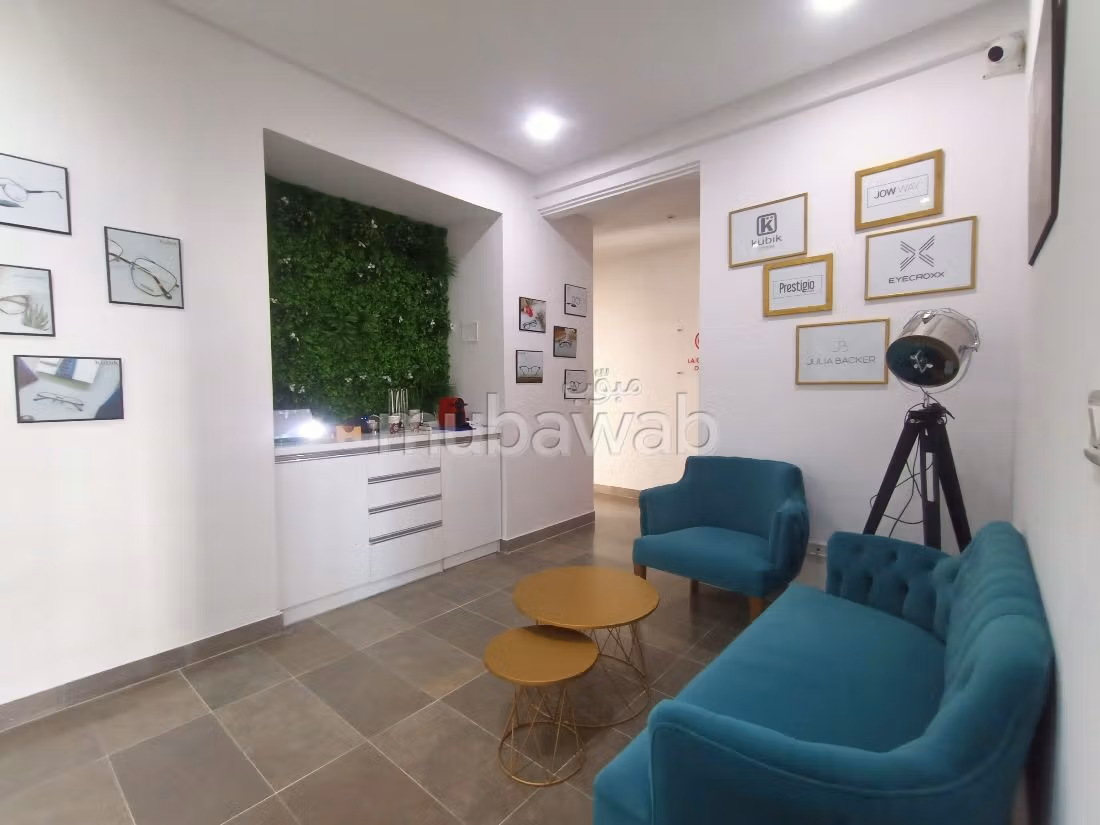 Offices for rent in Les Berges Du Lac 2. Dimension 150 m². Terrace and lift