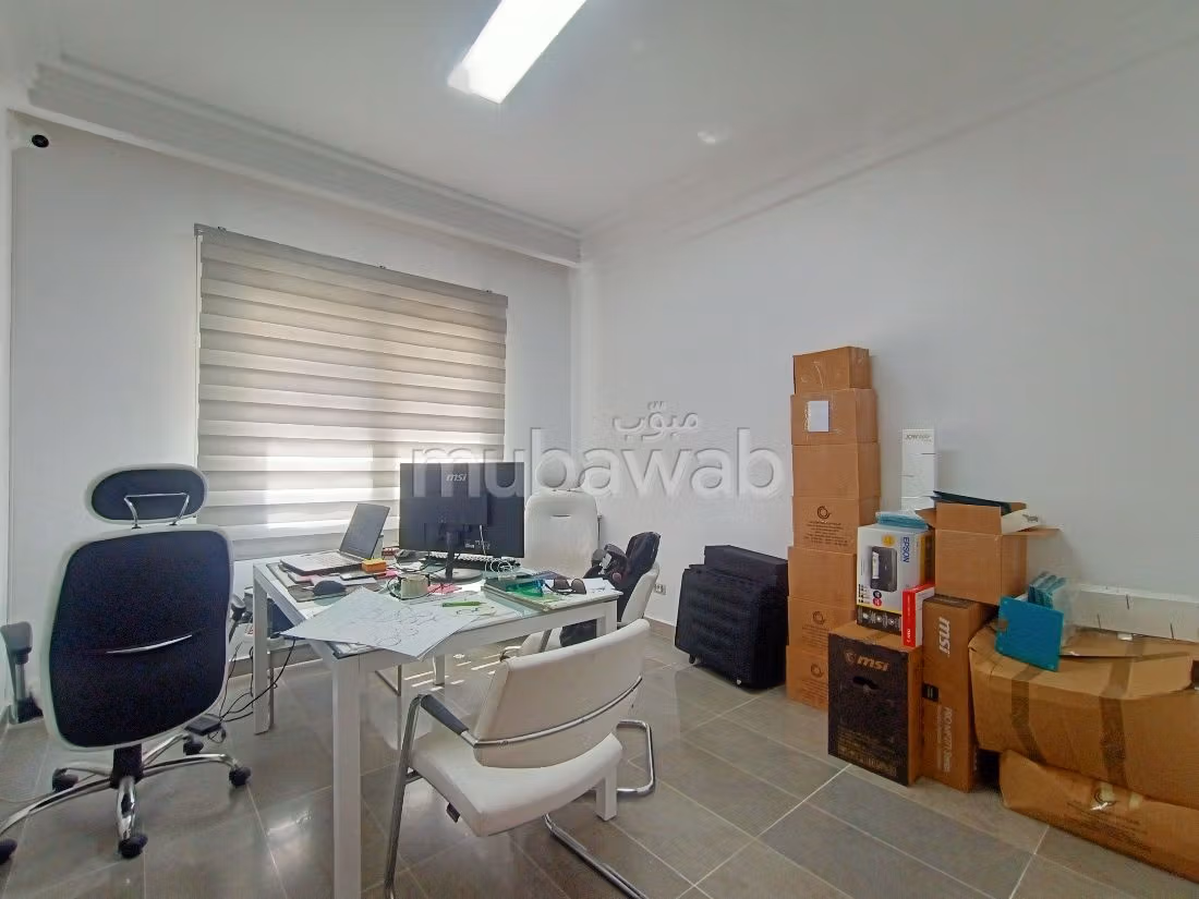 Offices for rent in Les Berges Du Lac 2. Dimension 150 m². Terrace and lift