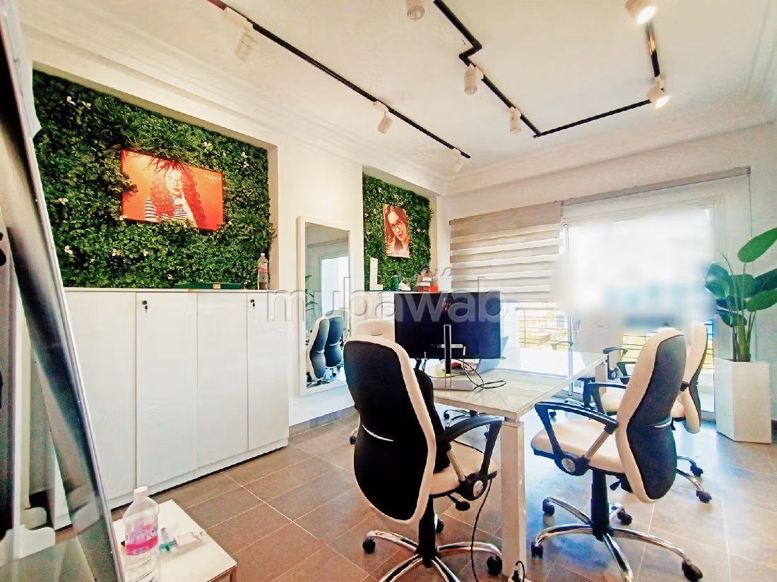 Offices for rent in Les Berges Du Lac 2. Dimension 150 m². Terrace and lift