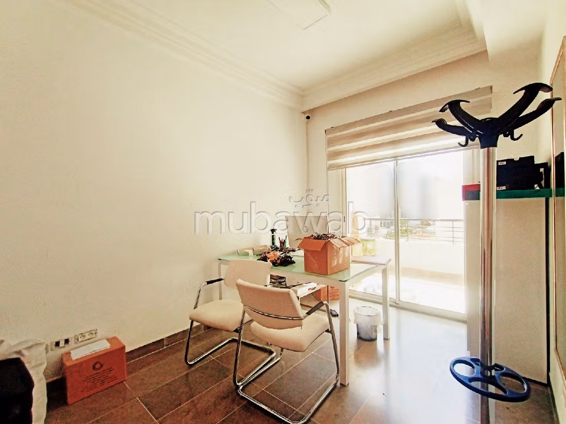 Offices for rent in Les Berges Du Lac 2. Dimension 150 m². Terrace and lift