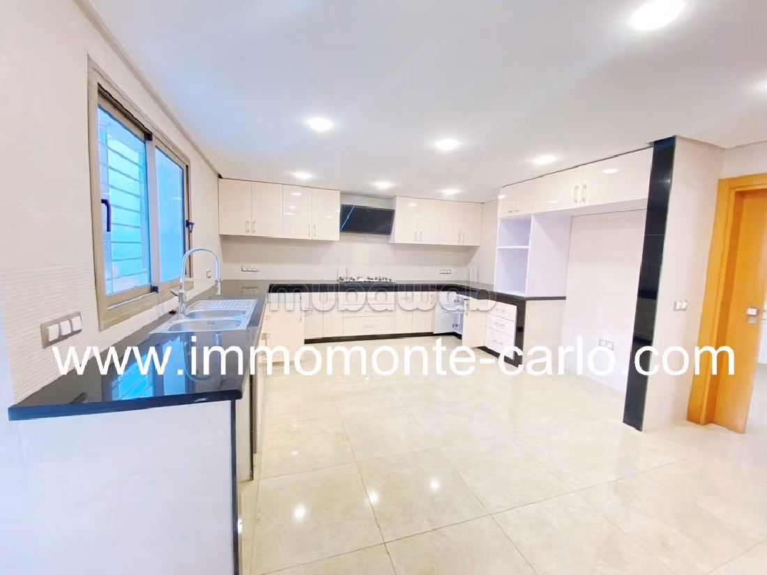 Maestosa residenza di lusso in affitto a Riyad. 6 locali. Camino e climatizzatore. 