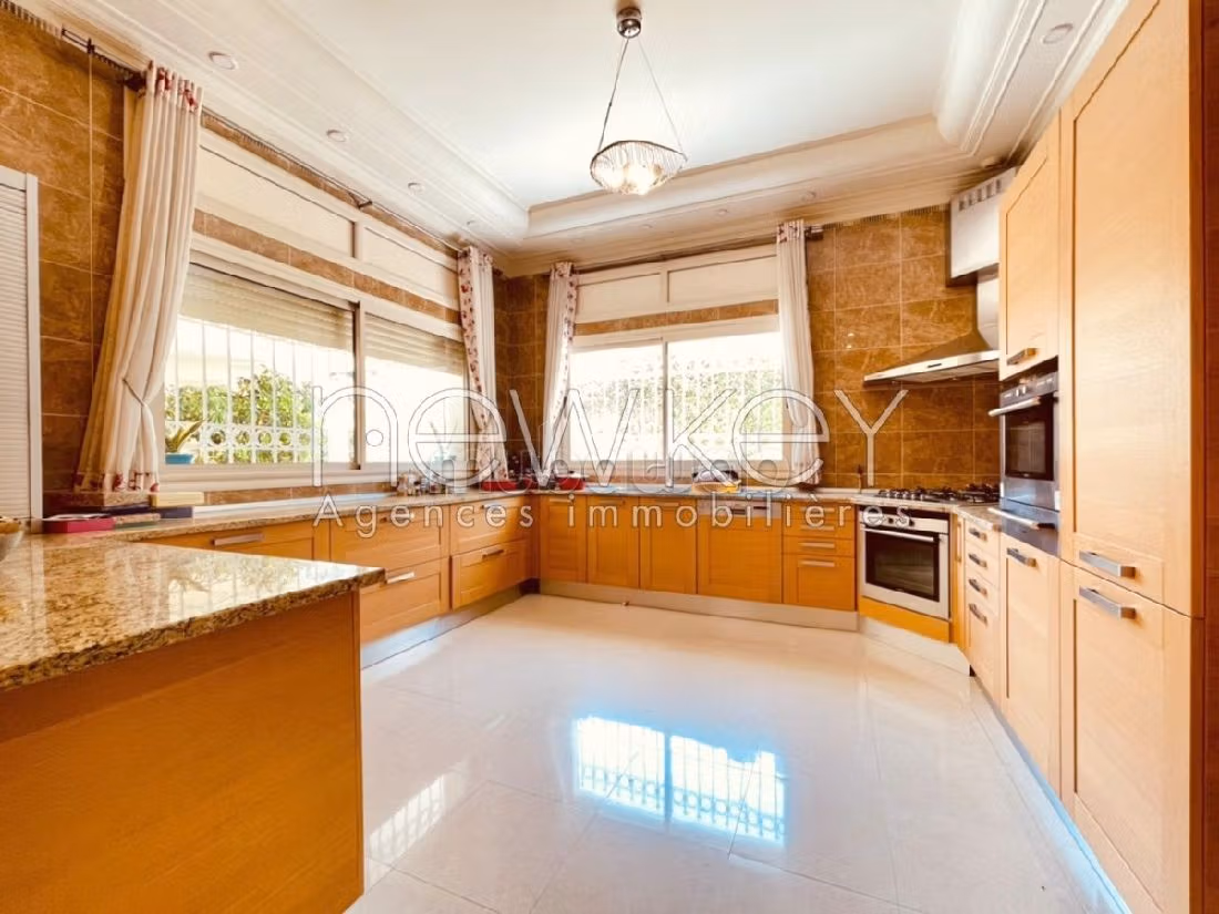 Une Somptueuse Villa de Maître à vendre à La Soukra