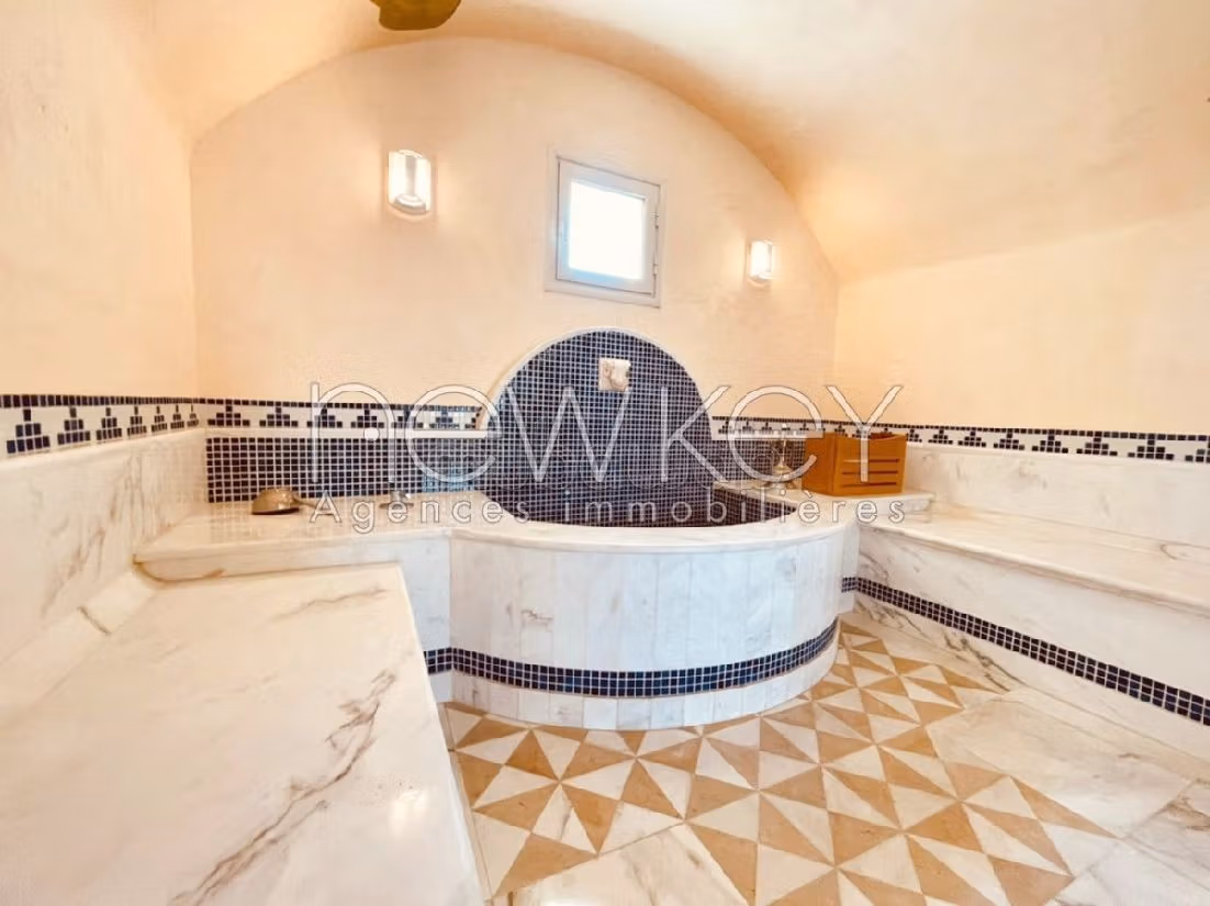 Une Somptueuse Villa de Maître à vendre à La Soukra