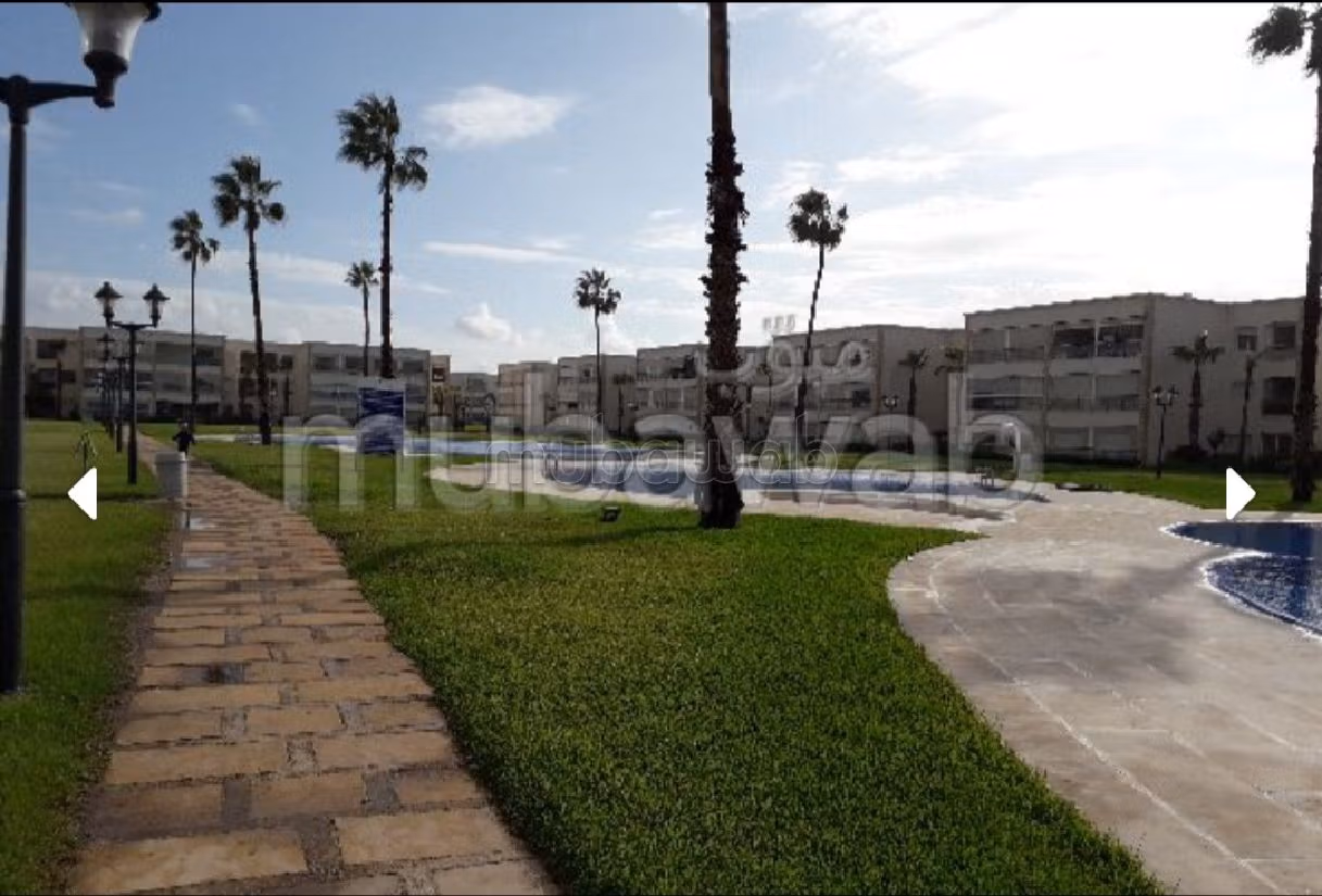 Find an apartment for rent. Total area 105 m². Traditional living room and satellite dish system