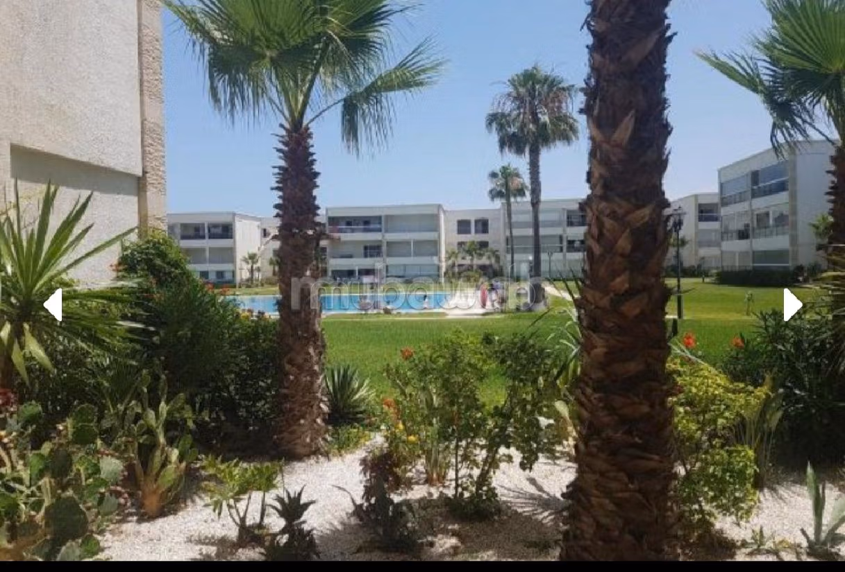 Find an apartment for rent. Total area 105 m². Traditional living room and satellite dish system