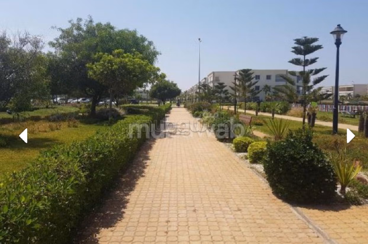 Find an apartment for rent. Total area 105 m². Traditional living room and satellite dish system