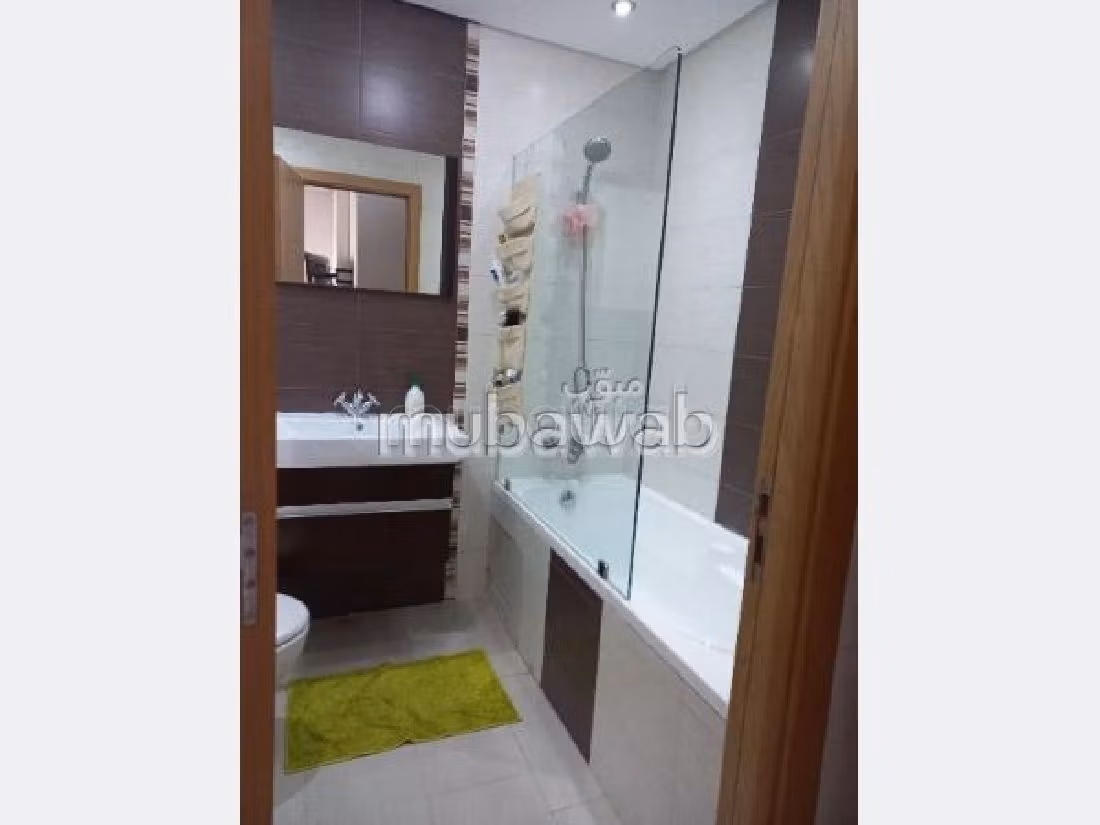 Find an apartment for rent. Total area 105 m². Traditional living room and satellite dish system