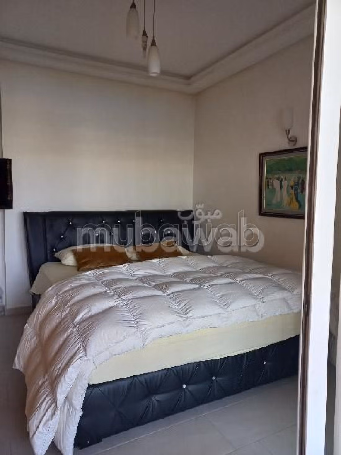 Find an apartment for rent. Total area 105 m². Traditional living room and satellite dish system