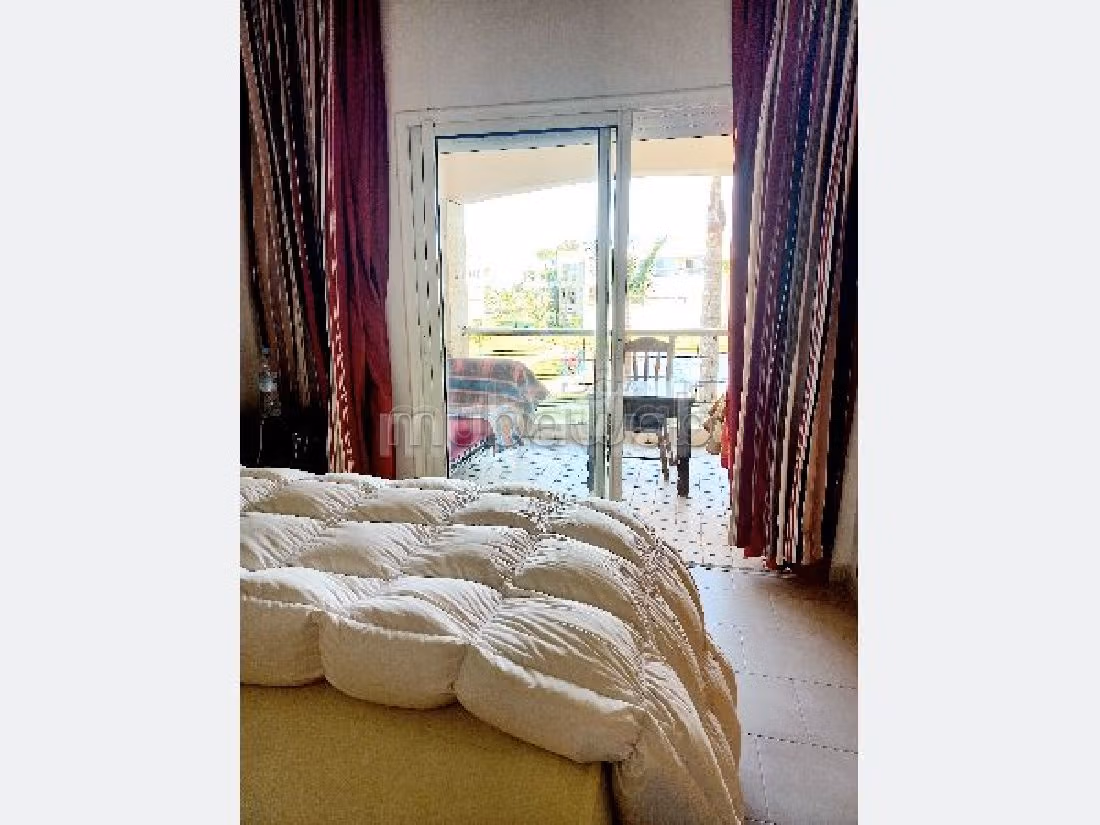 Find an apartment for rent. Total area 105 m². Traditional living room and satellite dish system