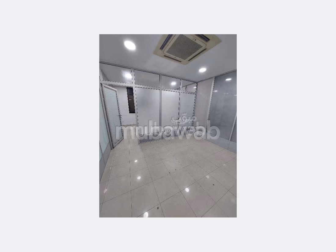 Ufficio da affittare a Agdal. Superficie di 230 m². Condizionatore e servizio di conciergerie. 