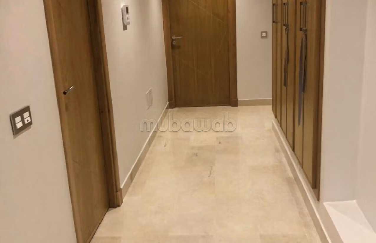 شقة رائعة للايجار بوسط المدينة. المساحة 220 م². مفروشة