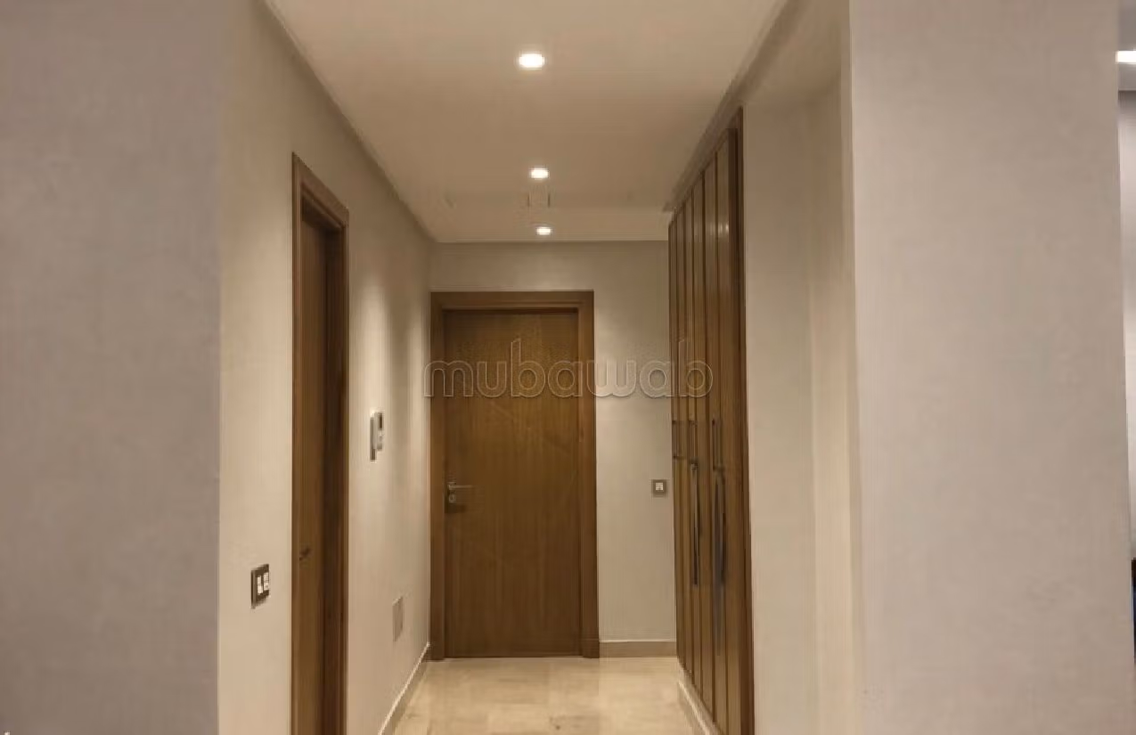 شقة رائعة للايجار بوسط المدينة. المساحة 220 م². مفروشة