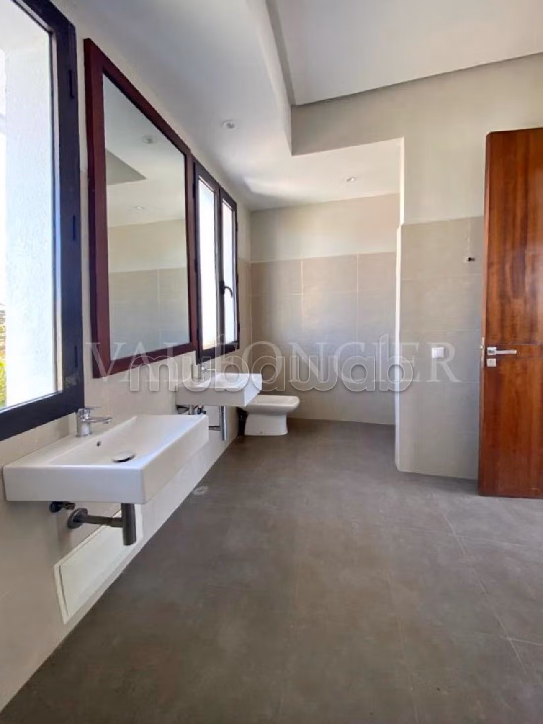 High quality villa rental in Ain Diab. Area 400 m². Green areas, Parking spaces for cars. 