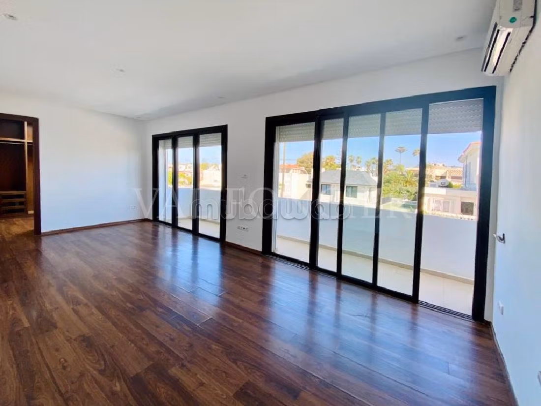 High quality villa rental in Ain Diab. Area 400 m². Green areas, Parking spaces for cars. 