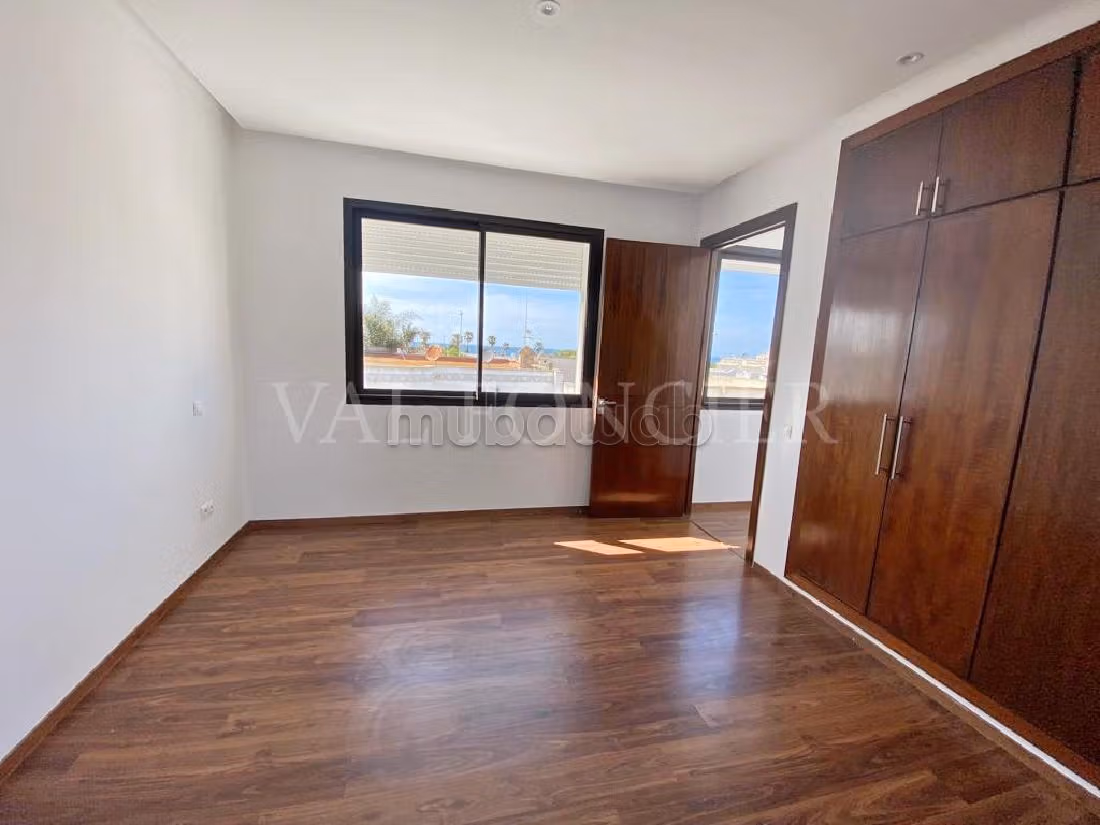 High quality villa rental in Ain Diab. Area 400 m². Green areas, Parking spaces for cars. 