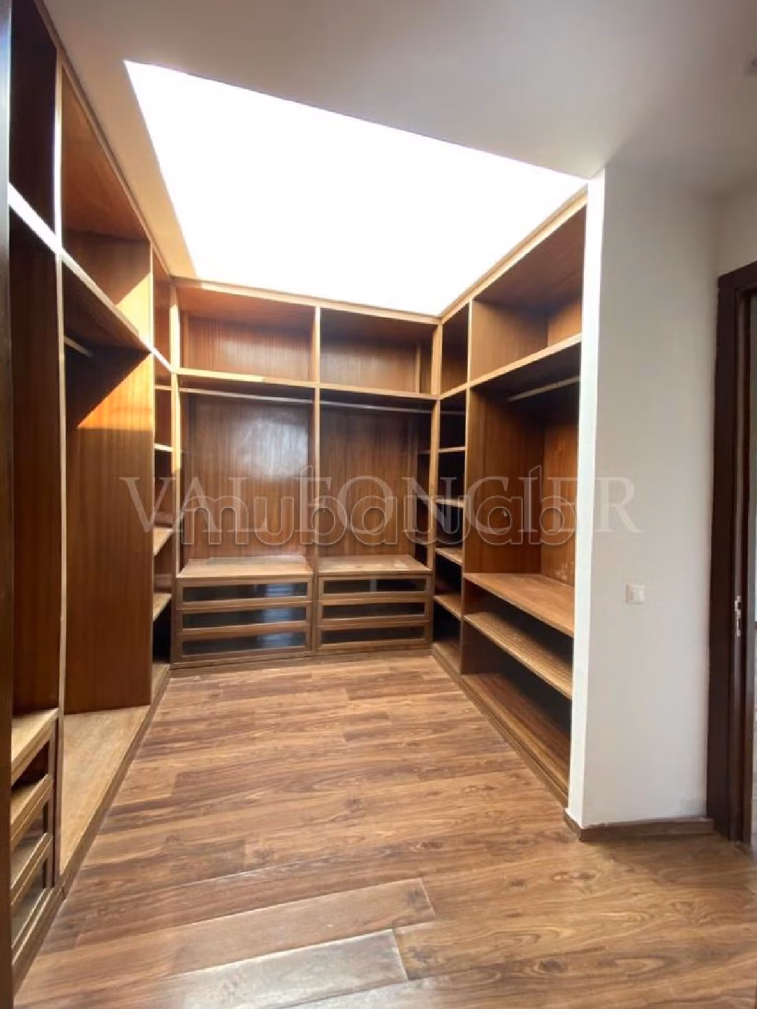 High quality villa rental in Ain Diab. Area 400 m². Green areas, Parking spaces for cars. 