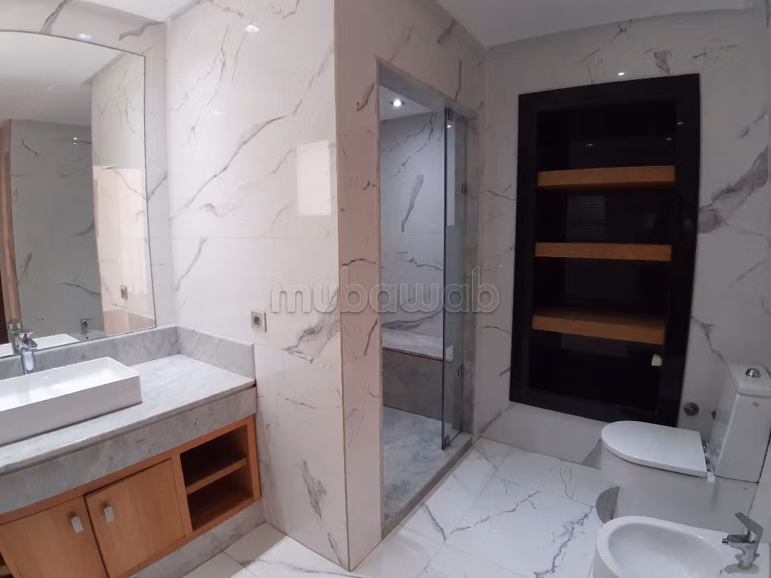 Magnifique villa à louer à Ain Diab. 5 pièces confortables. Climatisation et piscine