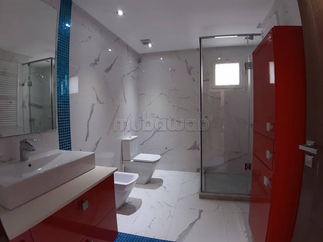 Magnifique villa à louer à Ain Diab. 5 pièces confortables. Climatisation et piscine