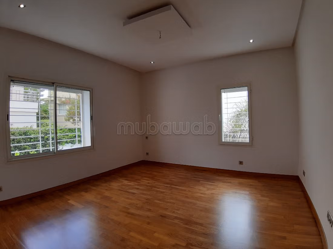 Magnifique villa à louer à Ain Diab. 5 pièces confortables. Climatisation et piscine