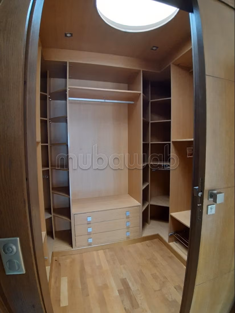 Magnifique villa à louer à Ain Diab. 5 pièces confortables. Climatisation et piscine