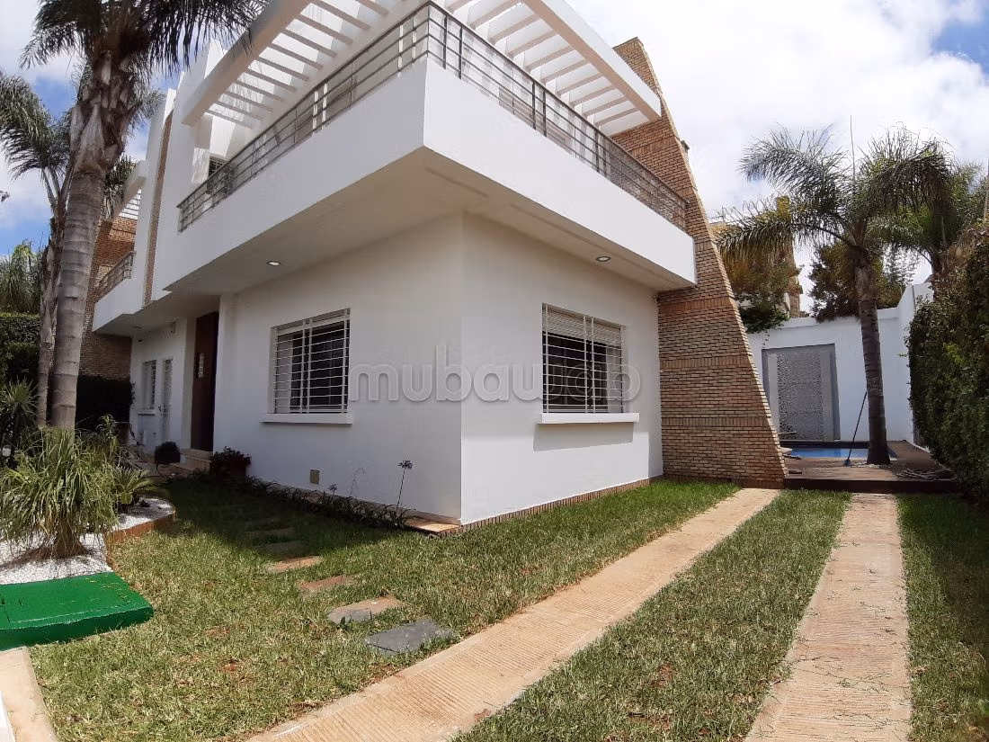 Magnifique villa à louer à Ain Diab. 5 pièces confortables. Climatisation et piscine