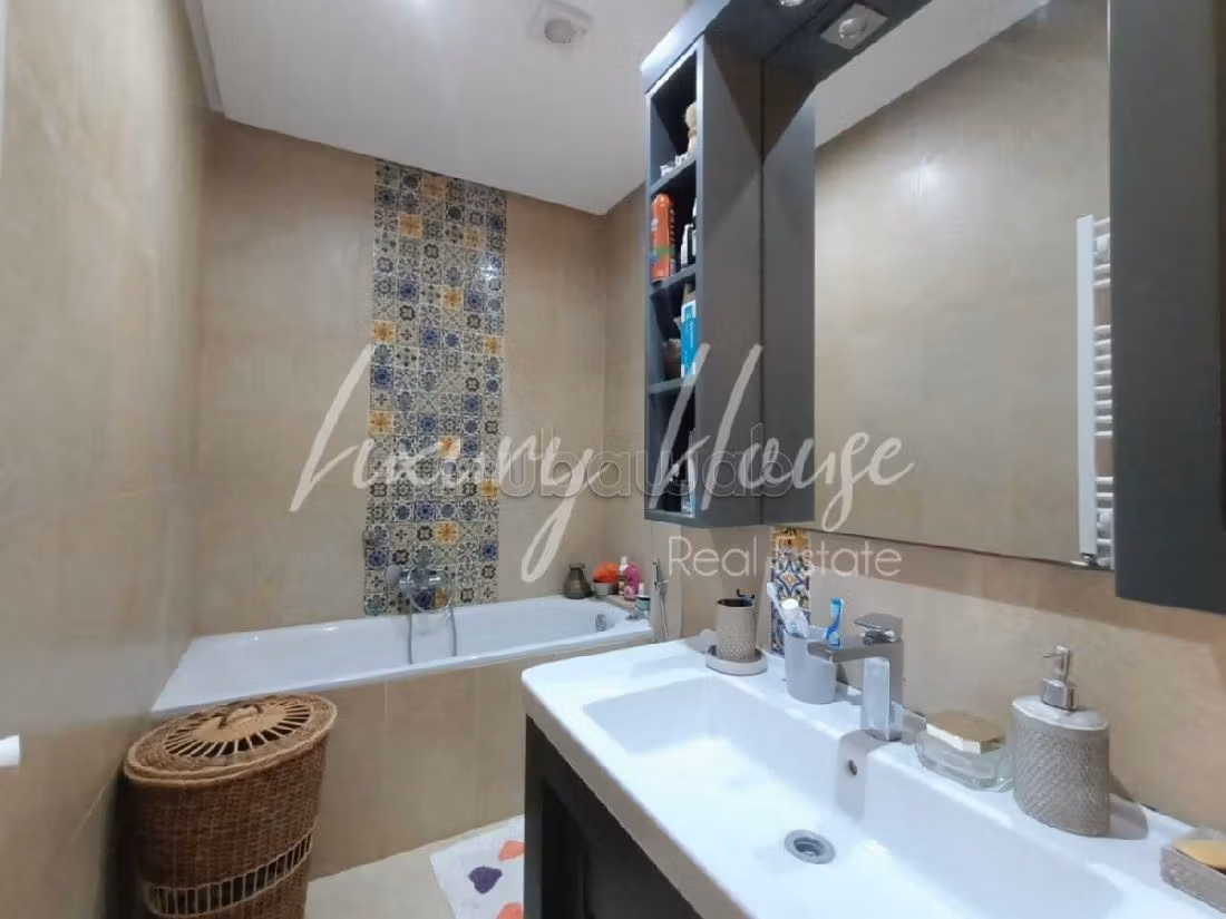 Apartment for rent in La Marsa. Large area 175 m². Cellar