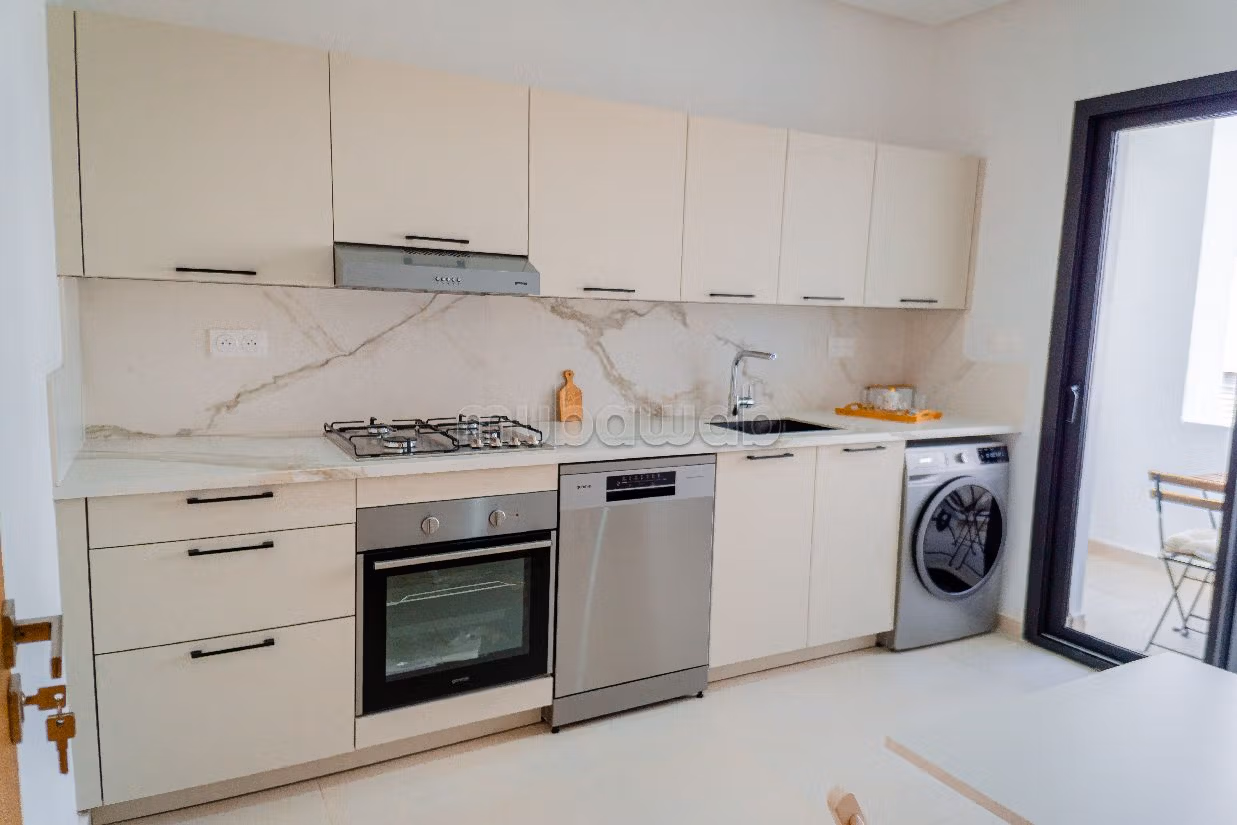 شقة رائعة للبيع ب مجاهدين. 5 قطع. مصعد وشرفة. 